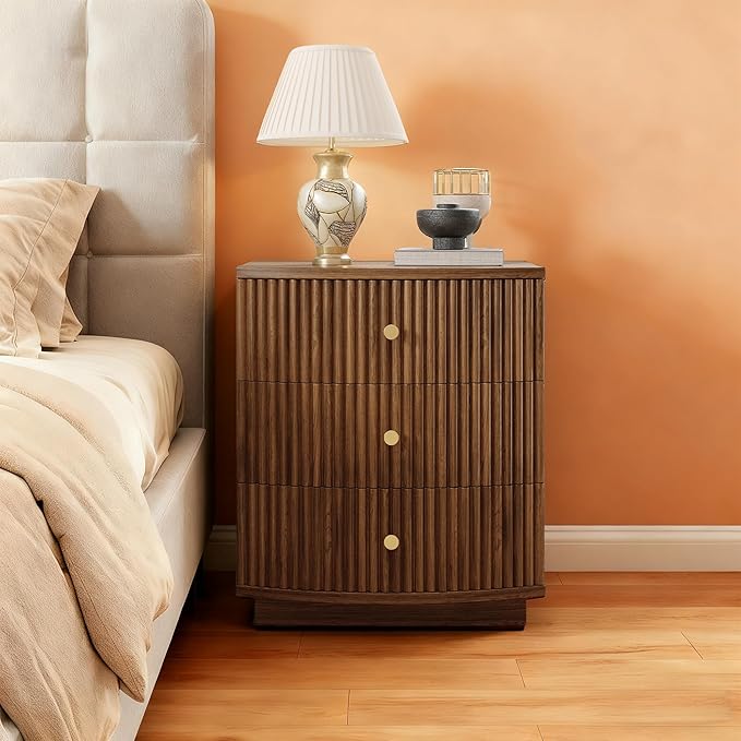 Grooved Wood End Table with 3 Drawers, Curved Edge Storage Side Table, Three Drawer Nightstand Compact Sofa Bedside Table for Bedroom, Living Room and Small Spaces, Walnut