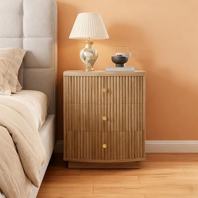 Grooved Wood End Table with 3 Drawers, Curved Edge Storage Side Table, Three Drawer Nightstand Compact Sofa Bedside Table for Bedroom, Living Room and Small Spaces, Natural