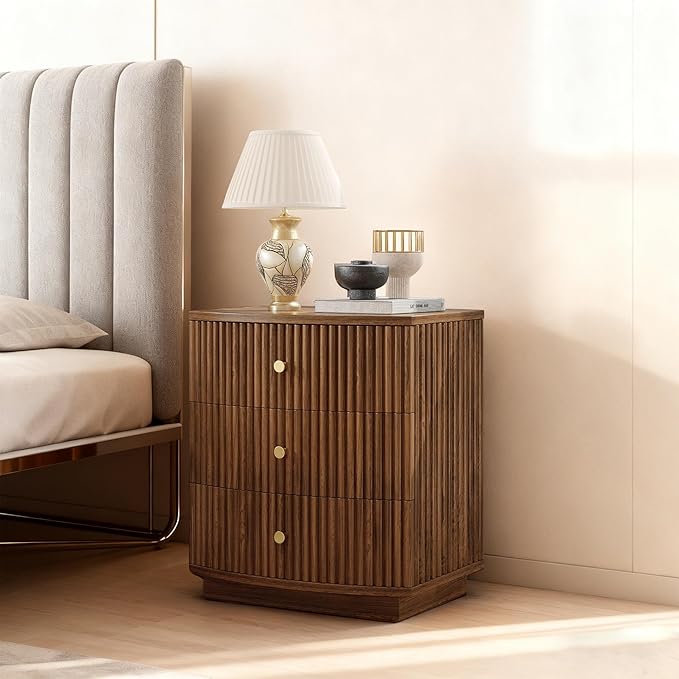 Grooved Wood End Table with 3 Drawers, Curved Edge Storage Side Table, Three Drawer Nightstand Compact Sofa Bedside Table for Bedroom, Living Room and Small Spaces, Walnut